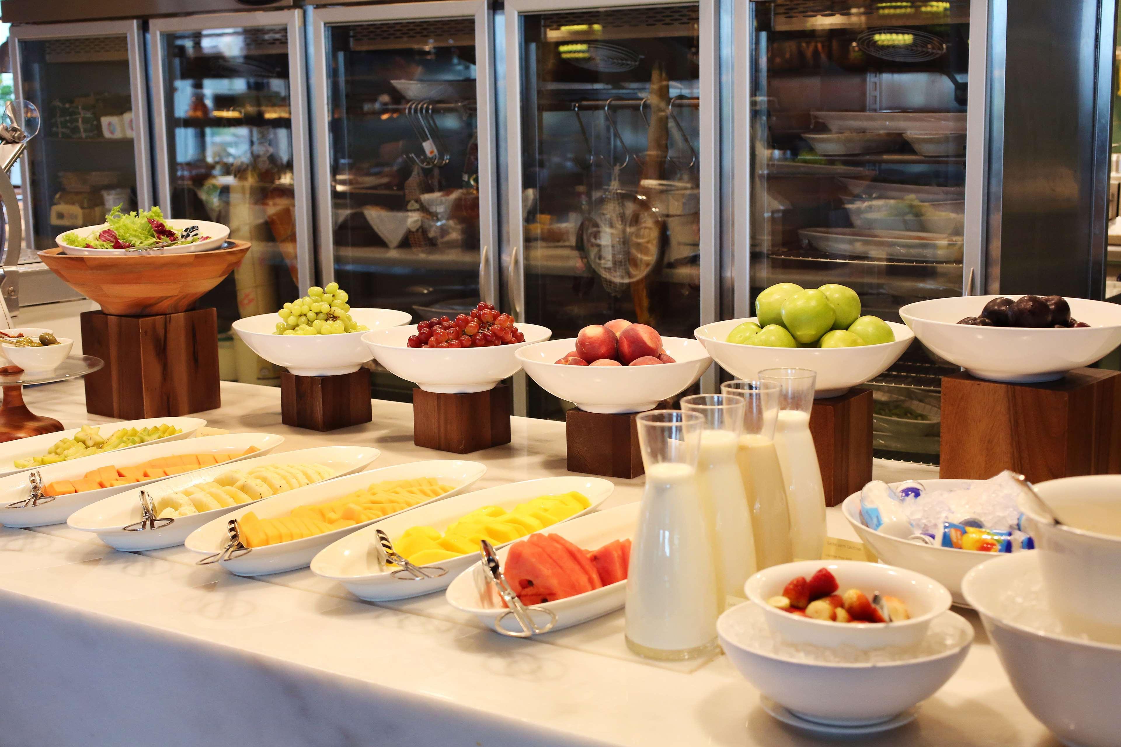 Hotel Grand Hyatt Río de Janeiro Exterior foto A buffet of fruit and dairy products